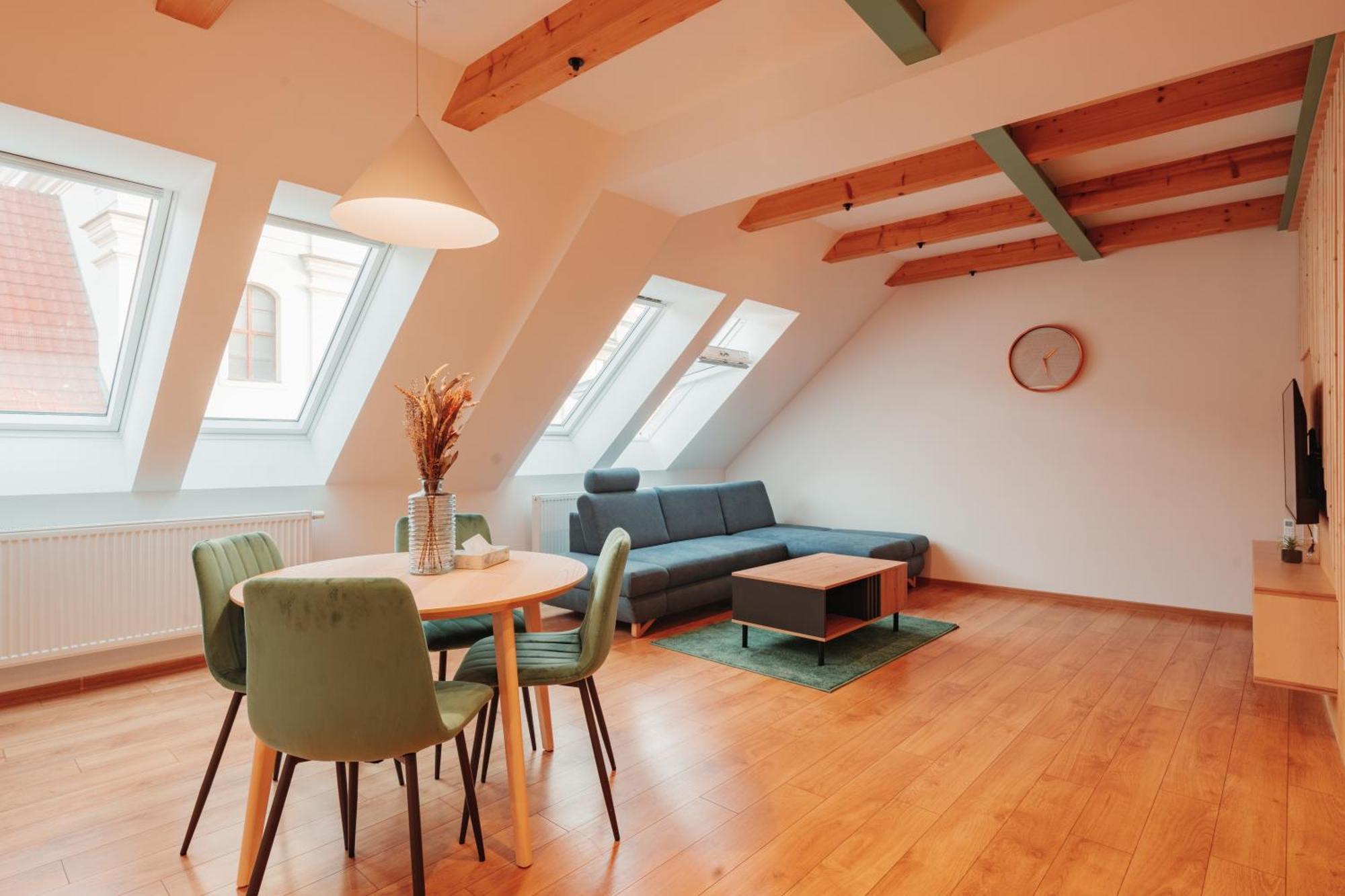 Hviezdoslavova Apartments, Trnava Centre, Parking Available מראה חיצוני תמונה