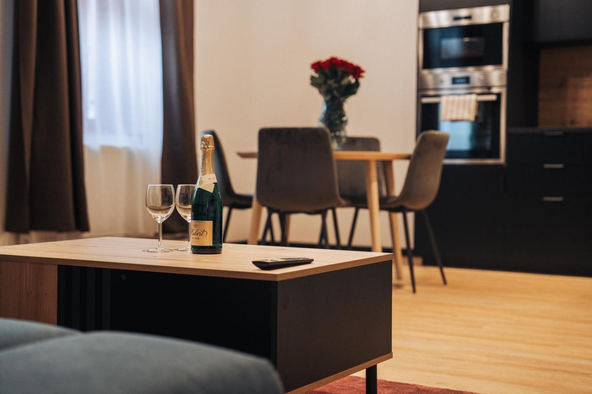Hviezdoslavova Apartments, Trnava Centre, Parking Available מראה חיצוני תמונה